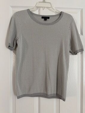 Ann Taylor Light Gray Chevron Short Sleeve Knit Top